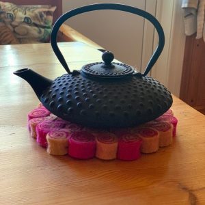 Underlägg Rosa och gula toner – Rättvis handtovad ull